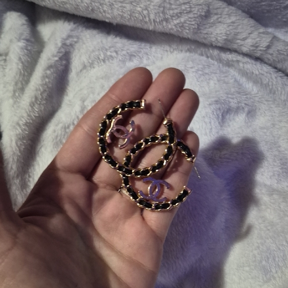 FASHION Black and Gold Chain Hoop Earrings - Picture 3 of 3